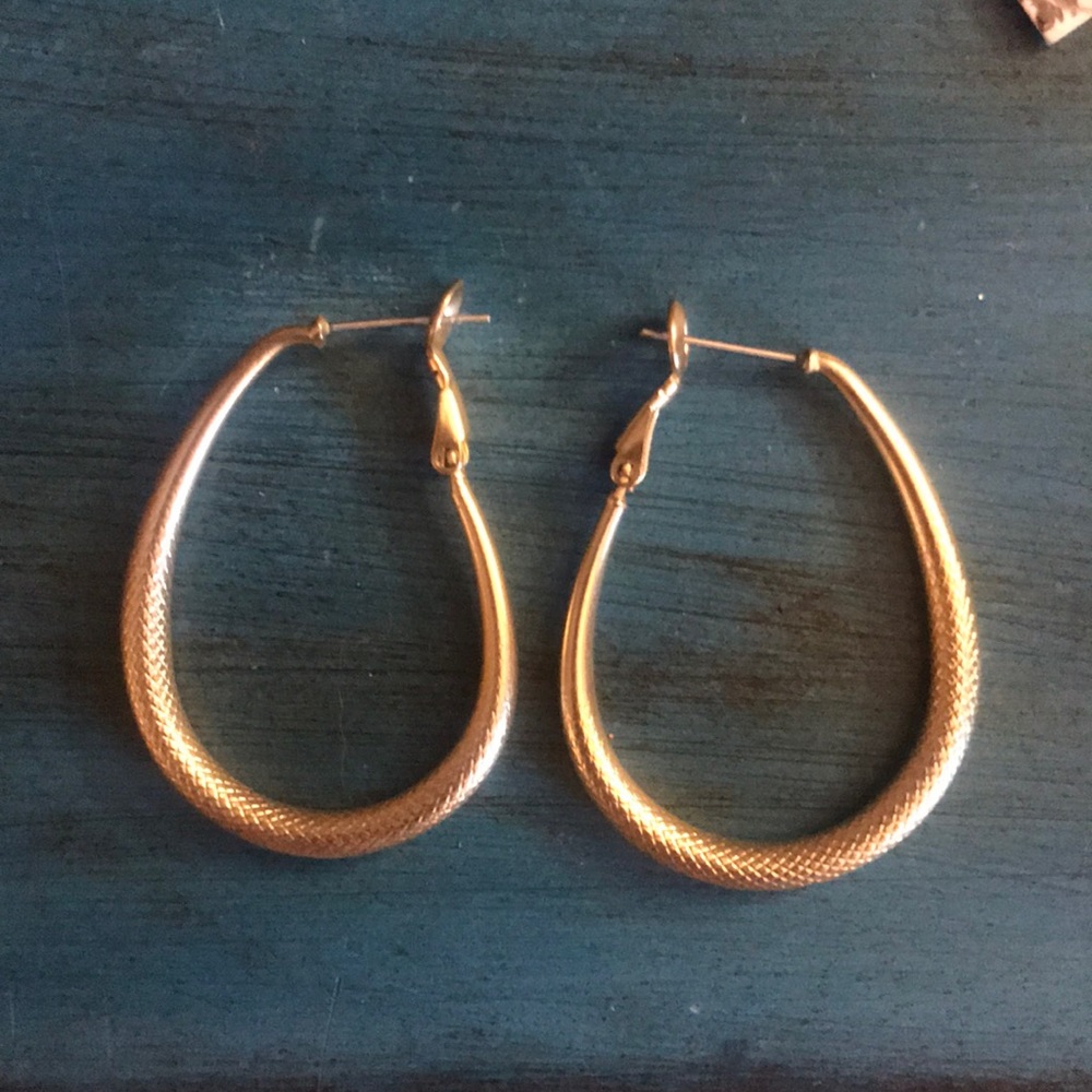 Gold oval hoops ✨